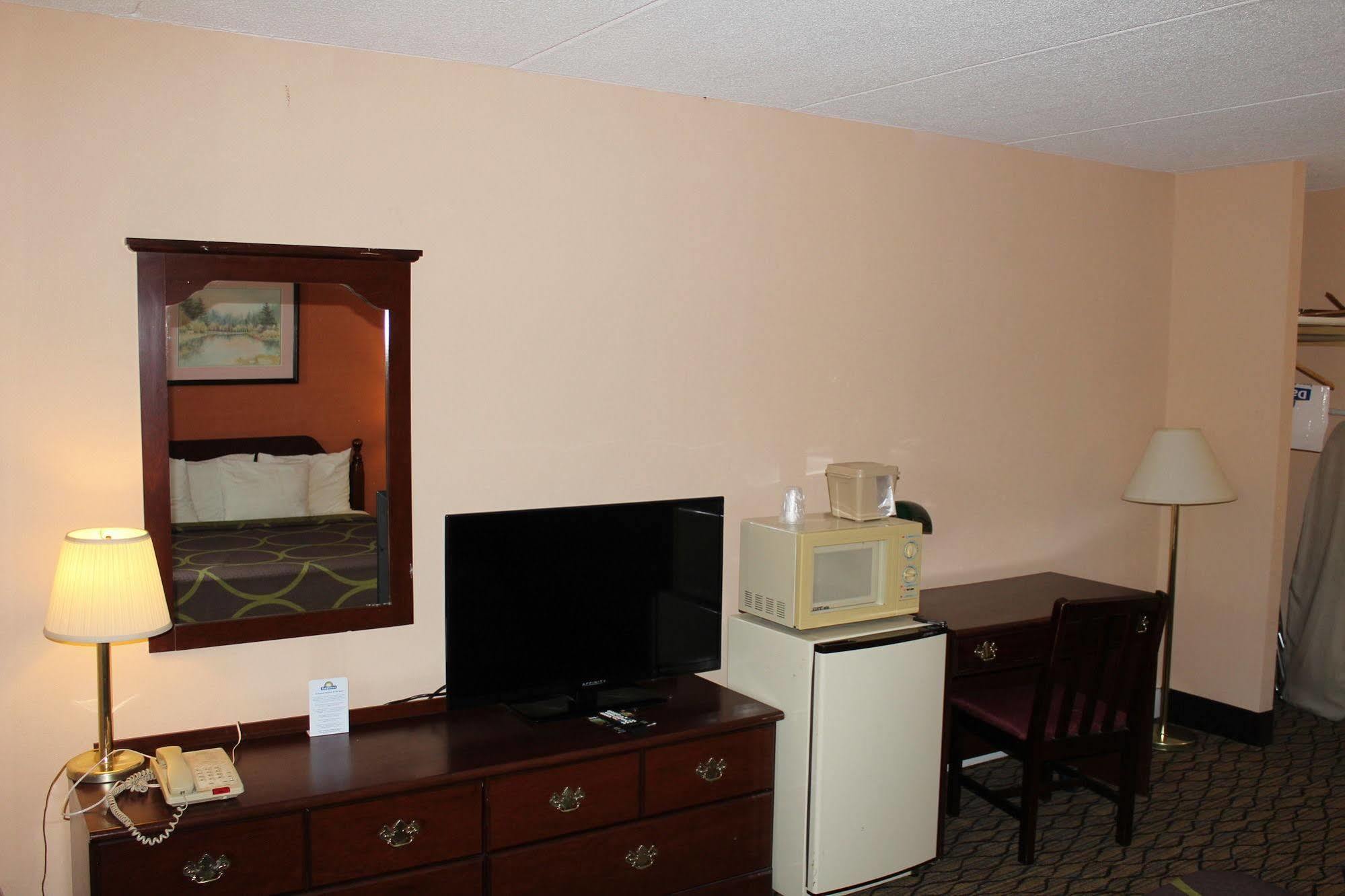Days Inn By Wyndham Lenox Ma Екстер'єр фото