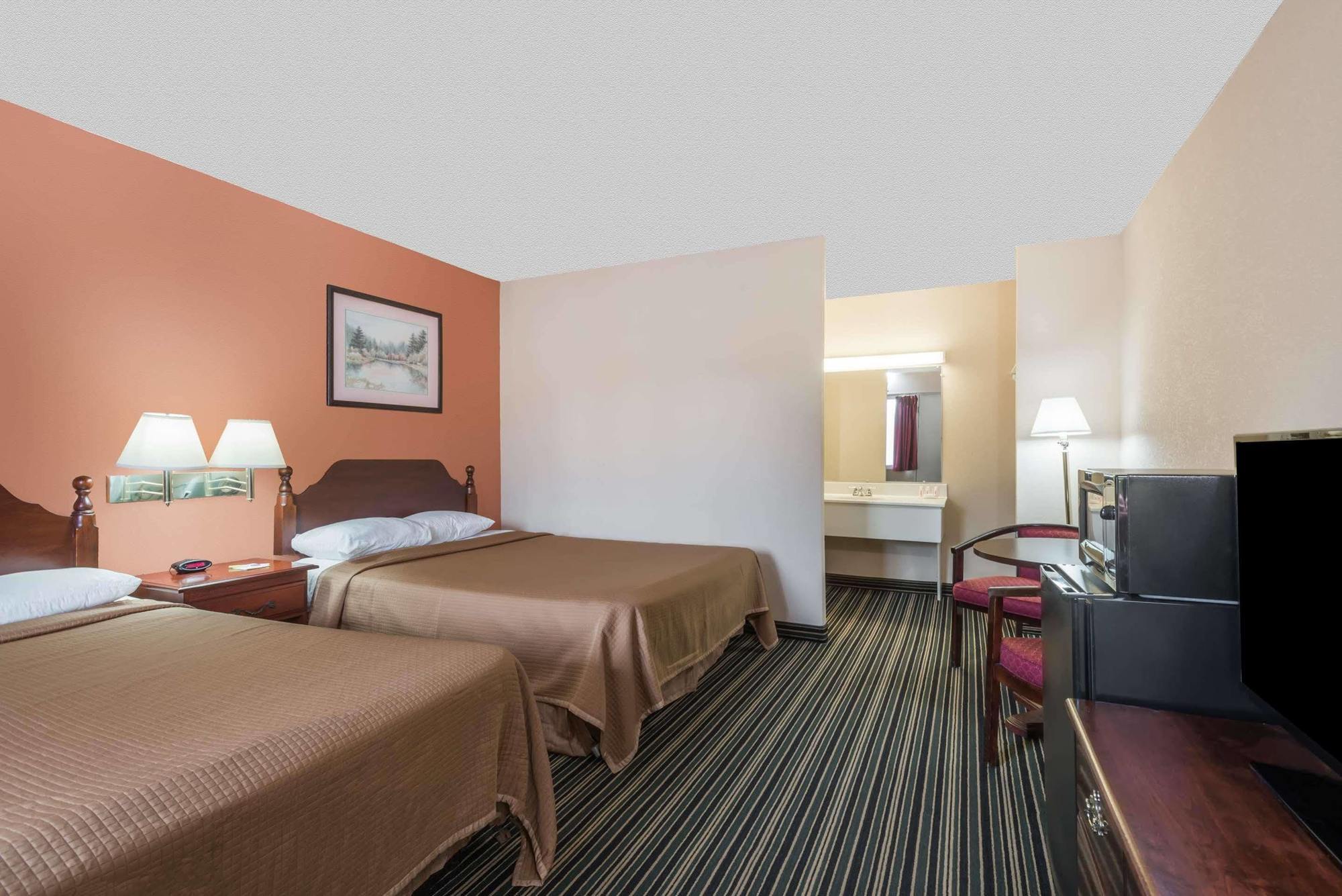 Days Inn By Wyndham Lenox Ma Екстер'єр фото