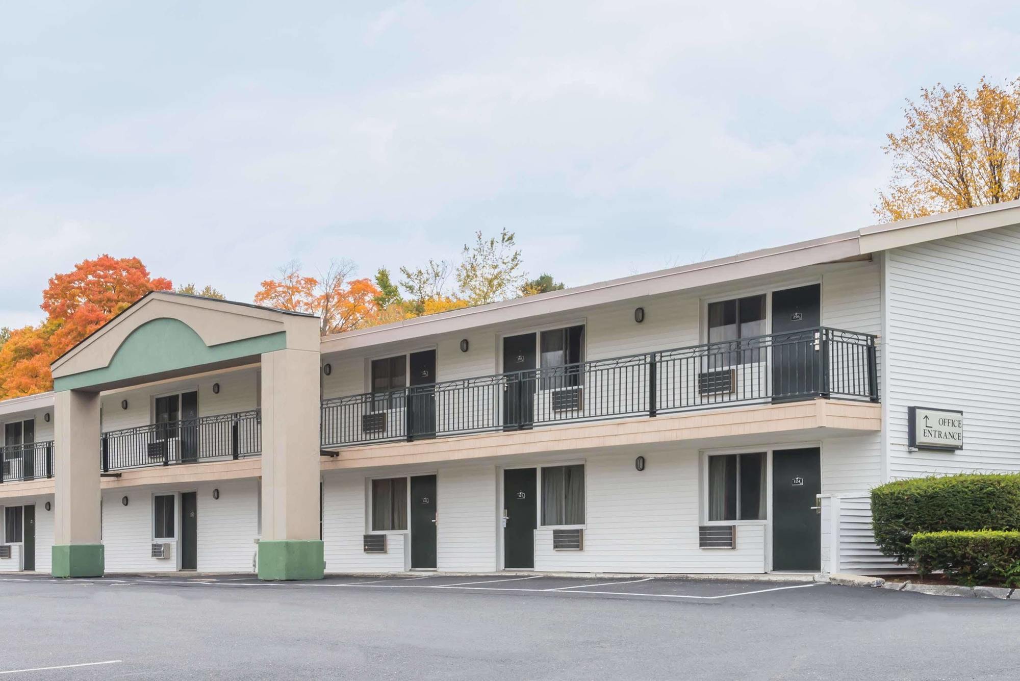 Days Inn By Wyndham Lenox Ma Екстер'єр фото